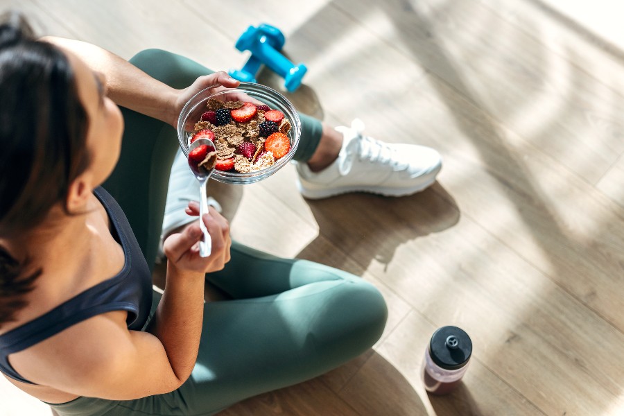 A woman eats a healthy meal after working out to help joint pain