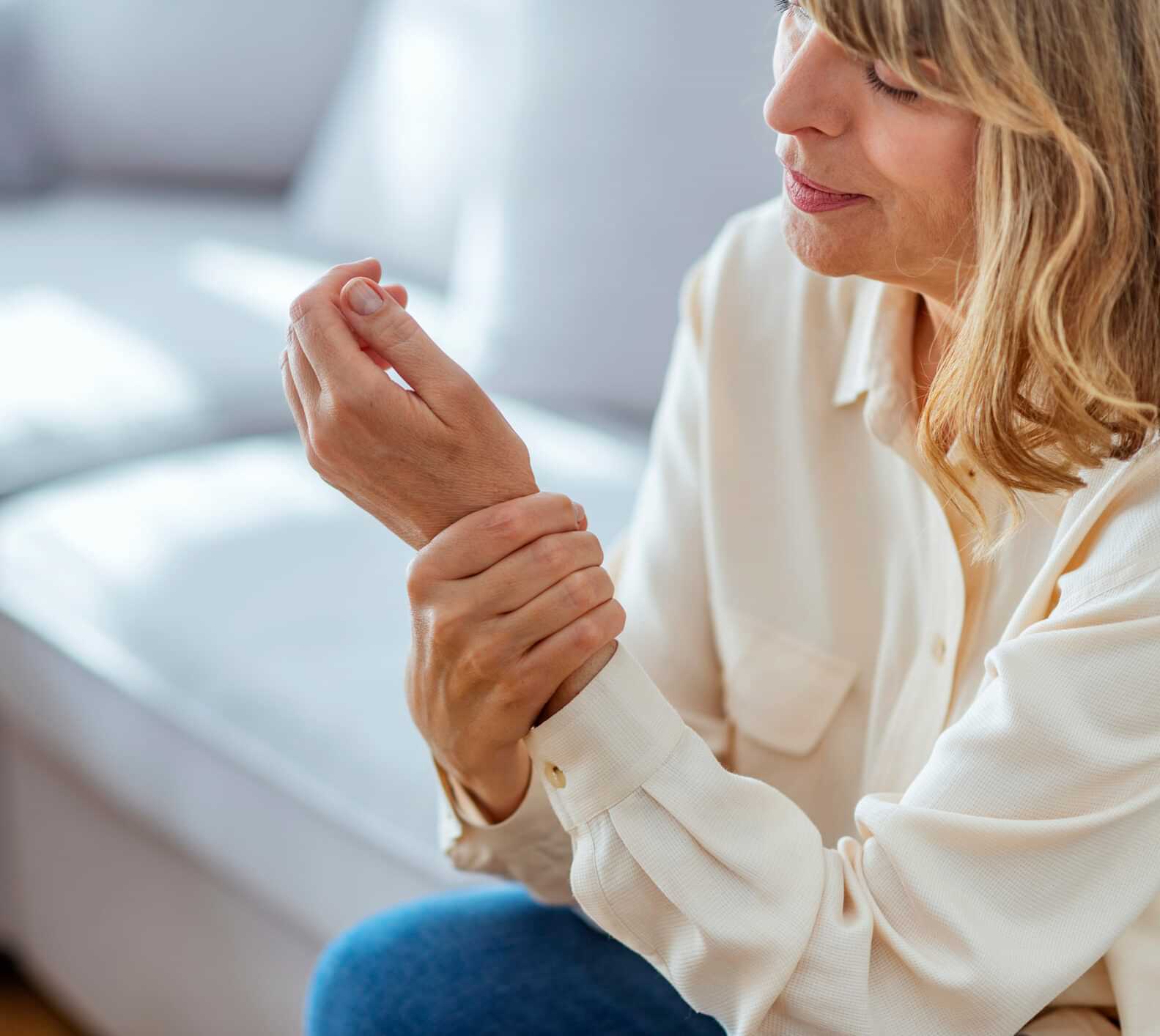 A woman experiencing pain in her hand